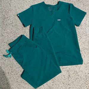 FIGS Small hunter green scrubs set